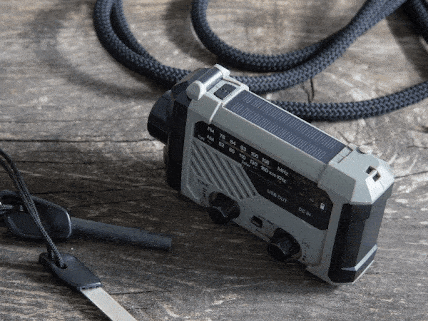 Hätäradio: FM-radio latauskahvalla ja aurinkokennoilla